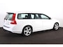Volvo V70 T R-Edition - Verwarmbare voorstoelen - Cruise control - Regensensor - High Performance Audio - Bluetooth - Bi-xenon koplampen - Multifunctioneel stuurwiel - Parkeersensoren achter - Verstelbare voorstoelen – Roofrails - Lederen stuurwiel - Lederen bekleding