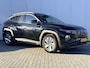 Hyundai Tucson 1.6 T-GDI MHEV Comfort / Trekhaak 1650 KG / Stoelverwarming / Navigatie / Achteruitrijcamera / Parkeersensoren Voor + Achter / NL Auto / Fabrieksgarantie 3-2027 /