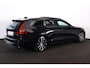 Volvo V60 T6 Recharge AWD Ultra Dark - Panorama/schuifdak - IntelliSafe Assist & Surround - Harman/Kardon audio - Adaptieve LED koplampen - Parkeercamera achter - Verwarmde voorstoelen, stuur & achterbank - Parkeersensoren voor & achter - Elektr. bedienb. voorstoelen met geheugen - Head up display - Extra getint glas - 18' LMV