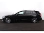 Volvo V60 T6 Recharge AWD Ultra Dark - Panorama/schuifdak - IntelliSafe Assist & Surround - Harman/Kardon audio - Adaptieve LED koplampen - Parkeercamera achter - Verwarmde voorstoelen, stuur & achterbank - Parkeersensoren voor & achter - Elektr. bedienb. voorstoelen met geheugen - Head up display - Extra getint glas - 18' LMV