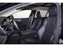 Volvo V60 T6 Recharge AWD Ultra Dark - Panorama/schuifdak - IntelliSafe Assist & Surround - Harman/Kardon audio - Adaptieve LED koplampen - Parkeercamera achter - Verwarmde voorstoelen, stuur & achterbank - Parkeersensoren voor & achter - Elektr. bedienb. voorstoelen met geheugen - Head up display - Extra getint glas - 18' LMV
