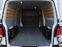 Volkswagen Transporter 2.0 TDI 110 pk L2H1 28 Comfortline | Airco | Cruise control | Navigatie via App connect | Bijrijdersbank | PDC | Trekhaak | RVS Sidebars | Betimmering |