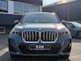 BMW iX1 xDrive30 67 kWh M-SPORT| COMPLEET | SOH 99% | ELEK. ACHTERKLEP |STOELVERWARMING| ACHTERUITRIJCAMERA| COMFORT ACCESS| APPLE CARPLAY/ ANDROID AUTO|