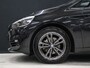 BMW 2-Serie Active Tourer 218i High Executive M Sport [TREKHAAK, HARMAN/KARDON, CRUISE CONTROL, BLUETOOTH TELEFOON, HUD, ACHTERUITRIJCAMERA, PDC V+A, BMW LED, NIEUWSTAAT]