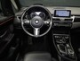 BMW 2-Serie Active Tourer 218i High Executive M Sport [TREKHAAK, HARMAN/KARDON, CRUISE CONTROL, BLUETOOTH TELEFOON, HUD, ACHTERUITRIJCAMERA, PDC V+A, BMW LED, NIEUWSTAAT]