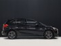 BMW 2-Serie Active Tourer 218i High Executive M Sport [TREKHAAK, HARMAN/KARDON, CRUISE CONTROL, BLUETOOTH TELEFOON, HUD, ACHTERUITRIJCAMERA, PDC V+A, BMW LED, NIEUWSTAAT]