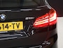 BMW 2-Serie Active Tourer 218i High Executive M Sport [TREKHAAK, HARMAN/KARDON, CRUISE CONTROL, BLUETOOTH TELEFOON, HUD, ACHTERUITRIJCAMERA, PDC V+A, BMW LED, NIEUWSTAAT]