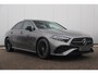 Mercedes-Benz A-klasse 180 AMG Line Night Pakket Automaat Panoramadak 19 inch Keyless Sfeerverlichting Burmester Carplay Navigatie Camera Half Leder Stoelverwarming NAP! Dealer onderhouden!