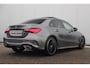 Mercedes-Benz A-klasse 180 AMG Line Night Pakket Automaat Panoramadak 19 inch Keyless Sfeerverlichting Burmester Carplay Navigatie Camera Half Leder Stoelverwarming NAP! Dealer onderhouden!
