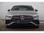 Mercedes-Benz A-klasse 180 AMG Line Night Pakket Automaat Panoramadak 19 inch Keyless Sfeerverlichting Burmester Carplay Navigatie Camera Half Leder Stoelverwarming NAP! Dealer onderhouden!