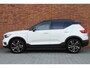 Volvo XC40 T5 Recharge R-Design | Standkachel | Harman Kardon | 20'' Lichtmetalen Velgen | Verwarmbare Voorstoelen | Trekhaak | Getint Glas | Parkeercamera | Volvo On Call | Actieve Bochtverlichting | BLIS | Power Seats | Draadloze Oplader Telefoon