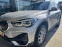 BMW X1 sDrive20i Executive Edition | AUTOMAAT | TREKHAAK | HEAD-UP DISPLAY | NAVI XL | CRUISE CONTROL | PDC | LMV | CLIMATE CONTROL | BLUETOOTH | LED | DAB | ELEKTR. ACHTERKLEP