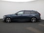 Volvo V90 T6 Plug-in hybrid AWD Ultra Dark | Automaat | Panoramadak | Navigatie | Apple Carplay / Android Auto | Harman Kardon | Stoelkoeling en Verwaming | Stuurverwarming | Leder | Heads-Up Display | Achterbank Verwarmd | Trekhaak | 360 Camera | Open Pore Ash | Lichtmetalen Velgen |