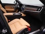 Volvo V90 T6 Plug-in hybrid AWD Ultra Dark | Automaat | Panoramadak | Navigatie | Apple Carplay / Android Auto | Harman Kardon | Stoelkoeling en Verwaming | Stuurverwarming | Leder | Heads-Up Display | Achterbank Verwarmd | Trekhaak | 360 Camera | Open Pore Ash | Lichtmetalen Velgen |