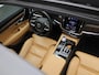 Volvo V90 T6 Plug-in hybrid AWD Ultra Dark | Automaat | Panoramadak | Navigatie | Apple Carplay / Android Auto | Harman Kardon | Stoelkoeling en Verwaming | Stuurverwarming | Leder | Heads-Up Display | Achterbank Verwarmd | Trekhaak | 360 Camera | Open Pore Ash | Lichtmetalen Velgen |