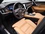 Volvo V90 T6 Plug-in hybrid AWD Ultra Dark | Automaat | Panoramadak | Navigatie | Apple Carplay / Android Auto | Harman Kardon | Stoelkoeling en Verwaming | Stuurverwarming | Leder | Heads-Up Display | Achterbank Verwarmd | Trekhaak | 360 Camera | Open Pore Ash | Lichtmetalen Velgen |