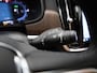 Volvo V90 T6 Plug-in hybrid AWD Ultra Dark | Automaat | Panoramadak | Navigatie | Apple Carplay / Android Auto | Harman Kardon | Stoelkoeling en Verwaming | Stuurverwarming | Leder | Heads-Up Display | Achterbank Verwarmd | Trekhaak | 360 Camera | Open Pore Ash | Lichtmetalen Velgen |