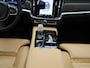 Volvo V90 T6 Plug-in hybrid AWD Ultra Dark | Automaat | Panoramadak | Navigatie | Apple Carplay / Android Auto | Harman Kardon | Stoelkoeling en Verwaming | Stuurverwarming | Leder | Heads-Up Display | Achterbank Verwarmd | Trekhaak | 360 Camera | Open Pore Ash | Lichtmetalen Velgen |