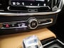 Volvo V90 T6 Plug-in hybrid AWD Ultra Dark | Automaat | Panoramadak | Navigatie | Apple Carplay / Android Auto | Harman Kardon | Stoelkoeling en Verwaming | Stuurverwarming | Leder | Heads-Up Display | Achterbank Verwarmd | Trekhaak | 360 Camera | Open Pore Ash | Lichtmetalen Velgen |