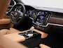 Volvo V90 T6 Plug-in hybrid AWD Ultra Dark | Automaat | Panoramadak | Navigatie | Apple Carplay / Android Auto | Harman Kardon | Stoelkoeling en Verwaming | Stuurverwarming | Leder | Heads-Up Display | Achterbank Verwarmd | Trekhaak | 360 Camera | Open Pore Ash | Lichtmetalen Velgen |