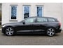 Volvo V60 2.0 B3 R-Design | Panoramadak | Semi elek. trekhaak | Dealer-onderhouden | Premium audio by Harman Kardon | Elek. bed. voorstoelen met geheugen | Verwarmbare voorstoelen | Verwarmbaar stuurwiel | Blind spot | Keyless entry | DAB | Apple carplay | Elektrische achterklep | Achterbank verwarmbaar |