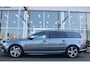Volvo V70 2.5T Momentum | Verw. Voorstoelen | Verw. Achterbank | Trekhaak | Cruise control | Extra getint glas |