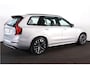 Volvo XC90 T8 Recharge AWD Ultra Dark - Luchtvering - Panorama/schuifdak - IntelliSafe Assist & Surround - 360º Camera - Bowers & Wilkins audio - Adaptieve LED koplampen - Verwarmde voorstoelen, stuur & achterbank - Parkeersensoren voor & achter - Elektr. bedienb. voorstoelen met geheugen - Geventileerde voorstoelen - Head up display - Draadloze tel. lader - Elektr. inklapbare trekhaak - 21' LMV