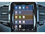Volvo XC90 T8 Recharge AWD Ultra Dark - Panorama/schuifdak - IntelliSafe Assist & Surround - 360º Camera - Bowers & Wilkins audio - Adaptieve LED koplampen - Verwarmde voorstoelen, stuur & achterbank - Parkeersensoren voor & achter - Elektr. bedienb. voorstoelen met geheugen - Geventileerde voorstoelen - Head up display - Draadloze tel. lader - Extra getint glas - Elektr. inklapbare trekhaak - 22' LMV