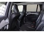 Volvo XC90 T8 Recharge AWD Ultra Dark - Panorama/schuifdak - IntelliSafe Assist & Surround - 360º Camera - Bowers & Wilkins audio - Adaptieve LED koplampen - Verwarmde voorstoelen, stuur & achterbank - Parkeersensoren voor & achter - Elektr. bedienb. voorstoelen met geheugen - Geventileerde voorstoelen - Head up display - Draadloze tel. lader - Extra getint glas - Elektr. inklapbare trekhaak - 22' LMV