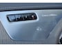Volvo XC90 T8 Recharge AWD Ultra Dark - Panorama/schuifdak - IntelliSafe Assist & Surround - 360º Camera - Bowers & Wilkins audio - Adaptieve LED koplampen - Verwarmde voorstoelen, stuur & achterbank - Parkeersensoren voor & achter - Elektr. bedienb. voorstoelen met geheugen - Geventileerde voorstoelen - Head up display - Draadloze tel. lader - Extra getint glas - Elektr. inklapbare trekhaak - 22' LMV