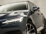 Volvo V60 2.0 B3 Sport 177Pk Automaat (APPLE CARPLAY, GROOT NAVI, STUUR/STOELVERWARMING, CAMERA, SPORTSTOELEN, TREKHAAK, LANE ASSIST, NIEUWSTAAT)
