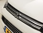 Mitsubishi Outlander 2.0 PHEV Deluxe 203Pk Automaat (SCHUIFDAK, NAVIGATIE, LEDER, STOELVERWARMING, SPORTSTOELEN, CAMERA, TREKHAAK, GETINT GLAS, XENON, NIEUWE APK, NIEUWSTAAT)