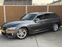 BMW 3-Serie Touring 318i M Sport Automaat | Trekhaak uitklapbaar | Leren bekleding | Stoelverwarming | Cruise & climate control | LED verlichting | Navigatiesysteem Proffesional | Parkeersensoren achter