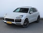 Porsche Cayenne 3.0 E-Hybrid 462pk | Sportchrono | Pano | Krijtgrijs | Trekhaak | Lucht | 21" Velgen | Adaptive Crusie | Dodehoekdetectie | 360° camera | Geh. stoelen