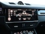 Porsche Cayenne 3.0 E-Hybrid 462pk | Sportchrono | Pano | Krijtgrijs | Trekhaak | Lucht | 21" Velgen | Adaptive Crusie | Dodehoekdetectie | 360° camera | Geh. stoelen