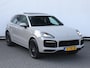 Porsche Cayenne 3.0 E-Hybrid 462pk | Sportchrono | Pano | Krijtgrijs | Trekhaak | Lucht | 21" Velgen | Adaptive Crusie | Dodehoekdetectie | 360° camera | Geh. stoelen