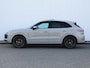 Porsche Cayenne 3.0 E-Hybrid 462pk | Sportchrono | Pano | Krijtgrijs | Trekhaak | Lucht | 21" Velgen | Adaptive Crusie | Dodehoekdetectie | 360° camera | Geh. stoelen