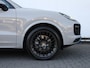 Porsche Cayenne 3.0 E-Hybrid 462pk | Sportchrono | Pano | Krijtgrijs | Trekhaak | Lucht | 21" Velgen | Adaptive Crusie | Dodehoekdetectie | 360° camera | Geh. stoelen