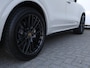 Porsche Cayenne 3.0 E-Hybrid 462pk | Sportchrono | Pano | Krijtgrijs | Trekhaak | Lucht | 21" Velgen | Adaptive Crusie | Dodehoekdetectie | 360° camera | Geh. stoelen