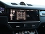 Porsche Cayenne 3.0 E-Hybrid 462pk | Sportchrono | Pano | Krijtgrijs | Trekhaak | Lucht | 21" Velgen | Adaptive Crusie | Dodehoekdetectie | 360° camera | Geh. stoelen