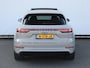 Porsche Cayenne 3.0 E-Hybrid 462pk | Sportchrono | Pano | Krijtgrijs | Trekhaak | Lucht | 21" Velgen | Adaptive Crusie | Dodehoekdetectie | 360° camera | Geh. stoelen