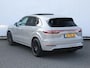 Porsche Cayenne 3.0 E-Hybrid 462pk | Sportchrono | Pano | Krijtgrijs | Trekhaak | Lucht | 21" Velgen | Adaptive Crusie | Dodehoekdetectie | 360° camera | Geh. stoelen