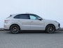Porsche Cayenne 3.0 E-Hybrid 462pk | Sportchrono | Pano | Krijtgrijs | Trekhaak | Lucht | 21" Velgen | Adaptive Crusie | Dodehoekdetectie | 360° camera | Geh. stoelen