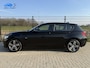 BMW 1-Serie 118i Sport Line Aut.| Leder | PDC Voor & Achter | Stoelverw. | Trekhaak | CC | 17"LMV