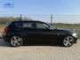 BMW 1-Serie 118i Sport Line Aut.| Leder | PDC Voor & Achter | Stoelverw. | Trekhaak | CC | 17"LMV