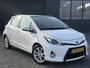 Toyota Yaris 1.5 Full Hybrid Dynamic 1e Eigenaar,Pano,Navi,Camera,Dealer Onderhouden,Afn.Trekhaak,Halfleder,Lm velgen,Apk tot 06-2026