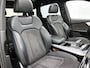 Audi Q7 60 TFSI e quattro Competition 456 PK | S-line | Luchtvering l Cruise control l Panoramadak l Stuurverwarming l Elektrisch bedienbare bestuurdersstoel met geheugen l Elektrisch bedienbare trekhaak l Dodehoekdetectie l Bang & Olufsen l Climate control l Navigatie l Apple Carplay / Android Auto l Matrix-led l