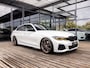 BMW 3-Serie M340i xDrive High Executive | 490 PK | VRSF DOWNPIPE | COBRA VERSTELBARE VERLAGINGSSET | JR SL01 VELGEN 19 '' | SCHUIF-KANTELDAK | HARMAN KARDON | STOELMEMORY | CLIMATE CONTROL ACHTER | 360 CAMERA | DYNAMISCHE KNIPPERLICHTEN | GELE DRL |