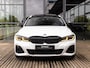 BMW 3-Serie M340i xDrive High Executive | 490 PK | VRSF DOWNPIPE | COBRA VERSTELBARE VERLAGINGSSET | JR SL01 VELGEN 19 '' | SCHUIF-KANTELDAK | HARMAN KARDON | STOELMEMORY | CLIMATE CONTROL ACHTER | 360 CAMERA | DYNAMISCHE KNIPPERLICHTEN | GELE DRL |