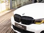 BMW 3-Serie M340i xDrive High Executive | 490 PK | VRSF DOWNPIPE | COBRA VERSTELBARE VERLAGINGSSET | JR SL01 VELGEN 19 '' | SCHUIF-KANTELDAK | HARMAN KARDON | STOELMEMORY | CLIMATE CONTROL ACHTER | 360 CAMERA | DYNAMISCHE KNIPPERLICHTEN | GELE DRL |
